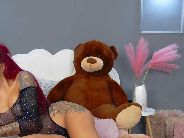 CrystalRed live cam on BongaCams