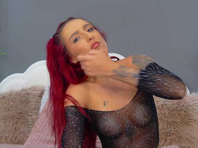 CrystalRed live cam on BongaCams