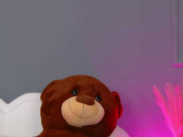 CrystalRed's BongaCams show and profile