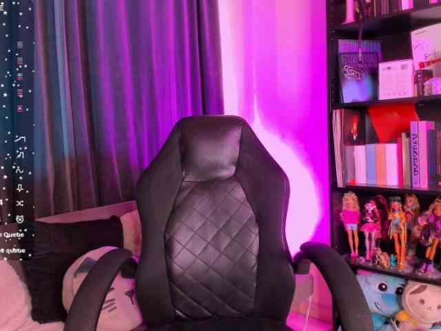 queenari Live Webcam on BongaCams