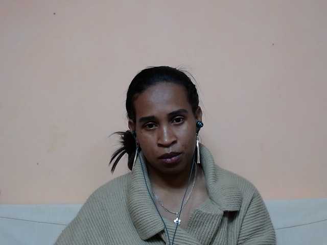 le modèle Rsylvia1 est en webcam porno dans un show sur le site bongacams, il possède les tags suivants: Ebony,Brunette,Hairy