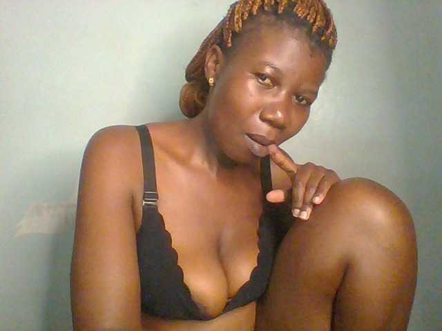 Golden-brownie live cam on BongaCams