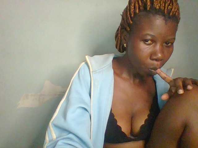 Golden-brownie live cam on BongaCams
