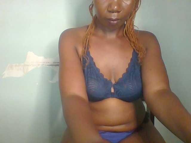 Golden-brownie live cam on BongaCams