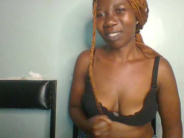 Golden-brownie live cam on BongaCams