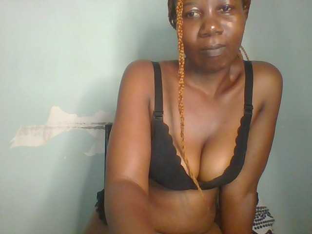 Golden-brownie live cam on BongaCams