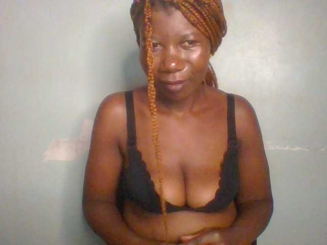 Golden-brownie live cam on BongaCams