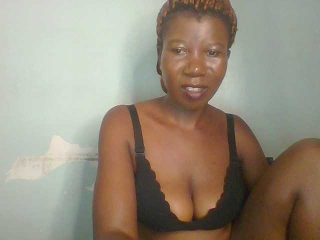 Golden-brownie live cam on BongaCams