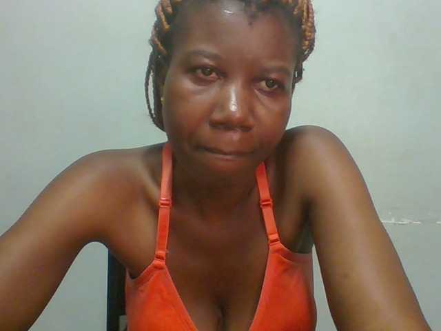 Golden-brownie live cam on BongaCams