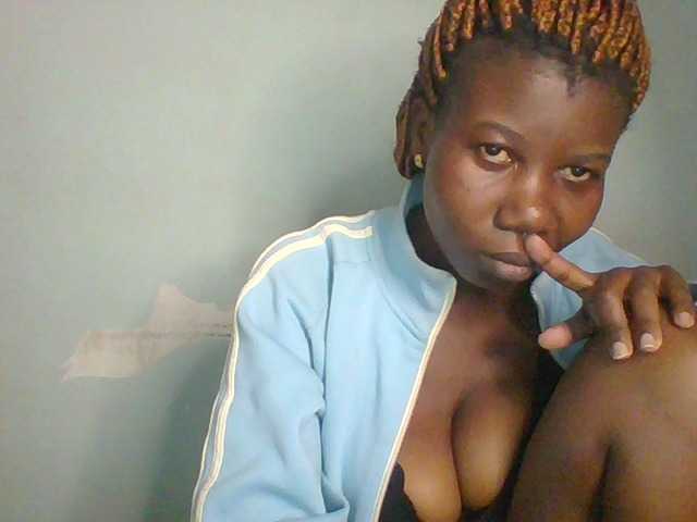 Golden-brownie live cam on BongaCams