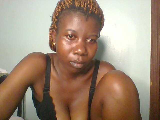 Golden-brownie live cam on BongaCams