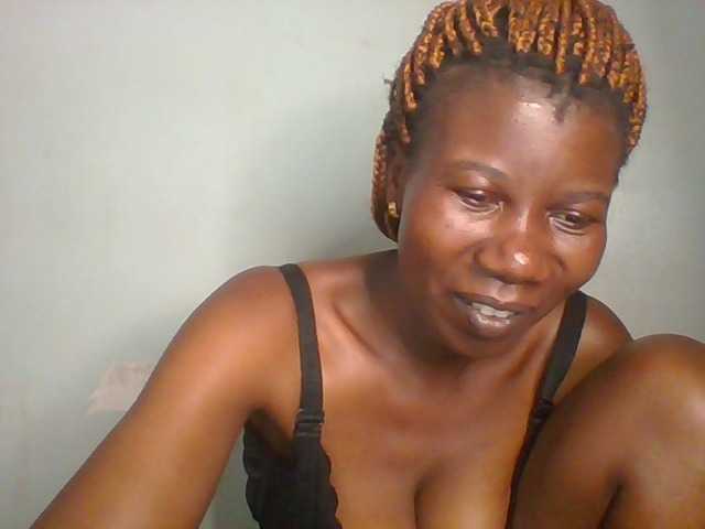 Golden-brownie live cam on BongaCams