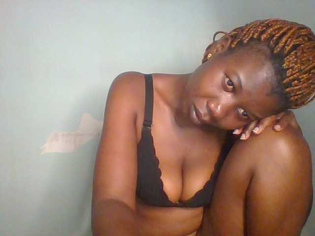 Golden-brownie live cam on BongaCams