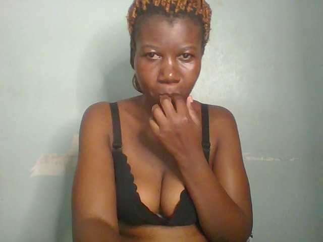 Golden-brownie live cam on BongaCams