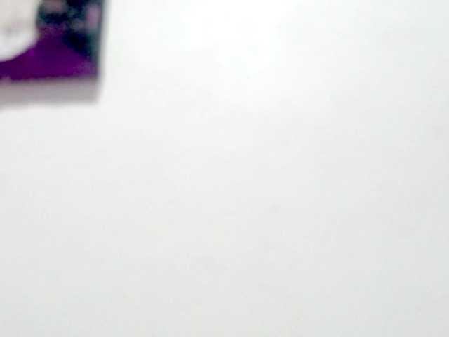 PetiteIvoryqueens, en directo ahora en BongaCams
