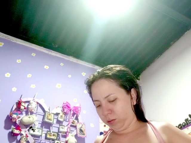 PetiteIvoryqueens live cam on BongaCams