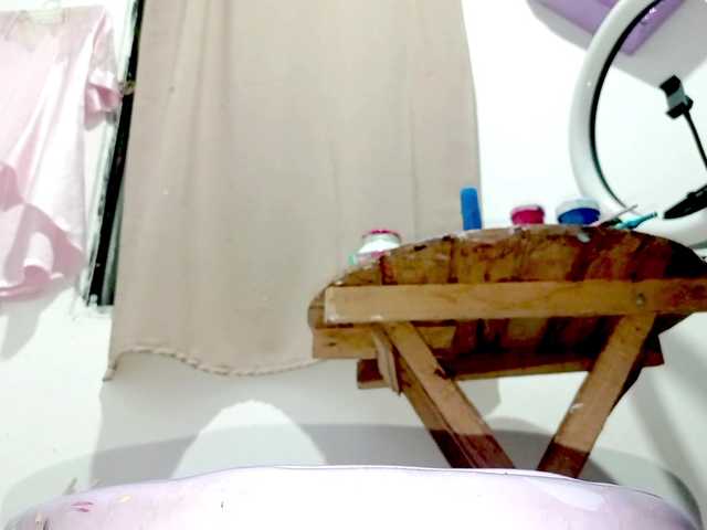 PetiteIvoryqueens live cam on BongaCams
