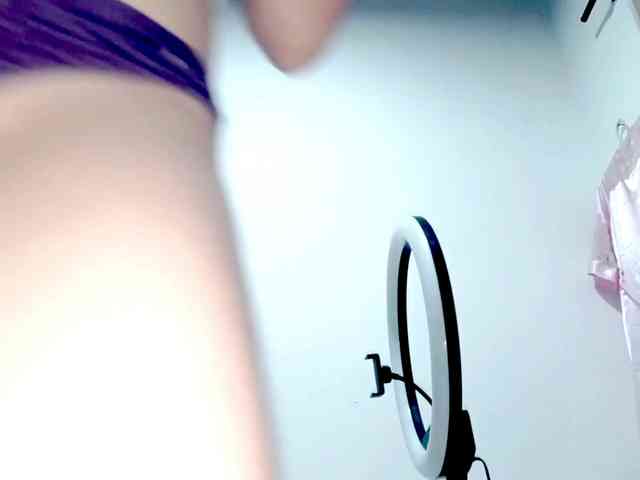 PetiteIvoryqueens webcam