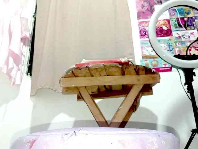PetiteIvoryqueens webcam