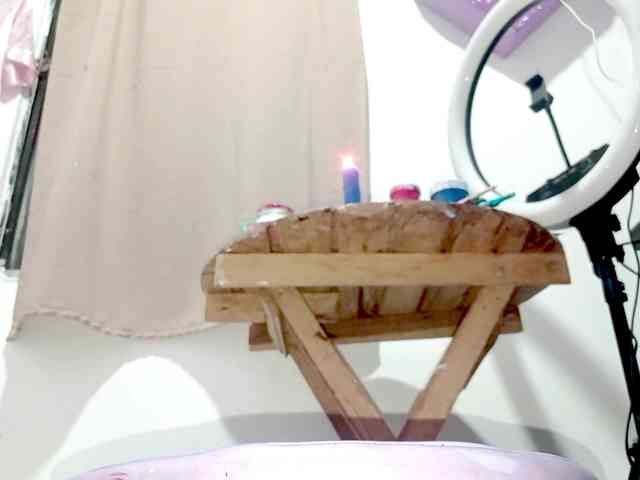 PetiteIvoryqueens webcam
