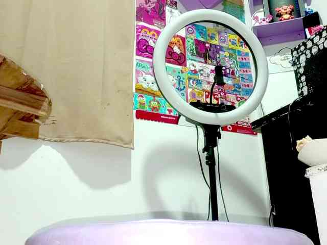 PetiteIvoryqueens webcam
