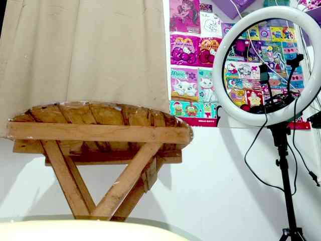 PetiteIvoryqueens webcam