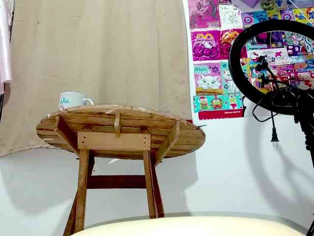 PetiteIvoryqueens webcam