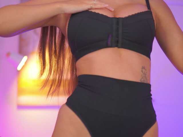 AishaBee webcam