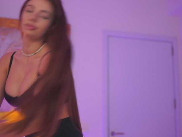 AishaBee webcam