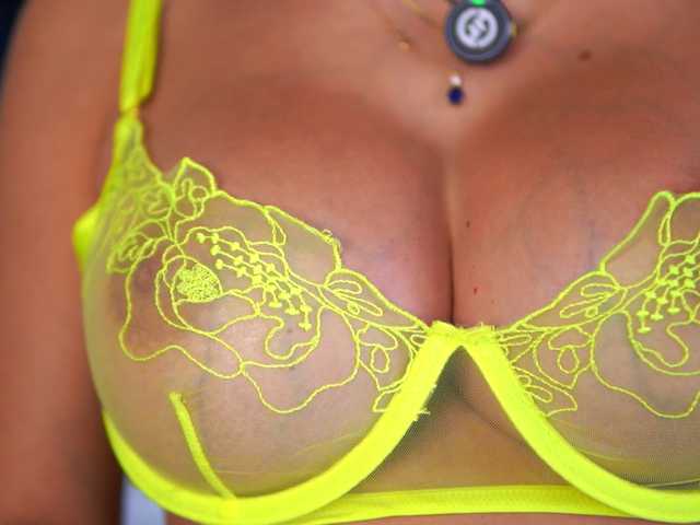 AishaBee live cam on BongaCams
