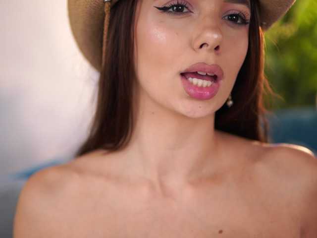 AishaBee webcam