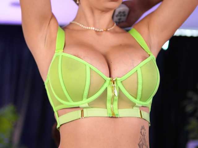 AishaBee live cam on BongaCams