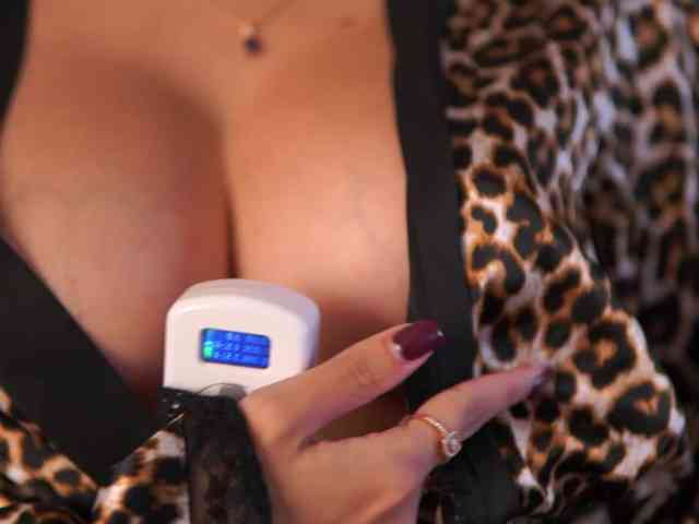AishaBee webcam