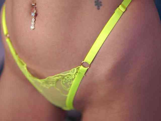 AishaBee webcam