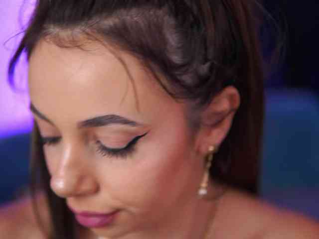 AishaBee webcam
