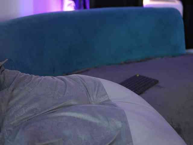 AishaBee webcam