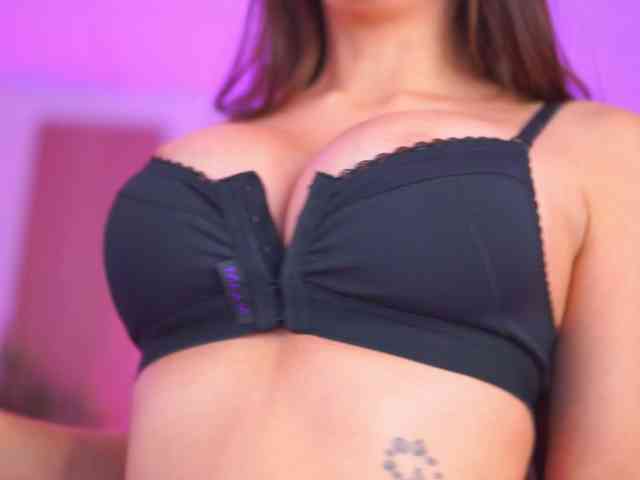 AishaBee webcam