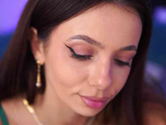 AishaBee webcam