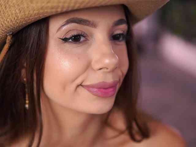 AishaBee webcam