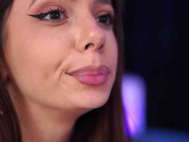 AishaBee webcam