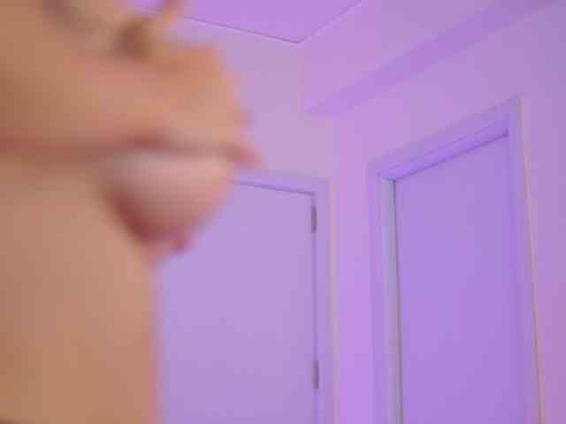 AishaBee webcam