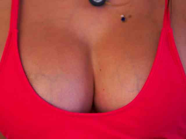 AishaBee webcam