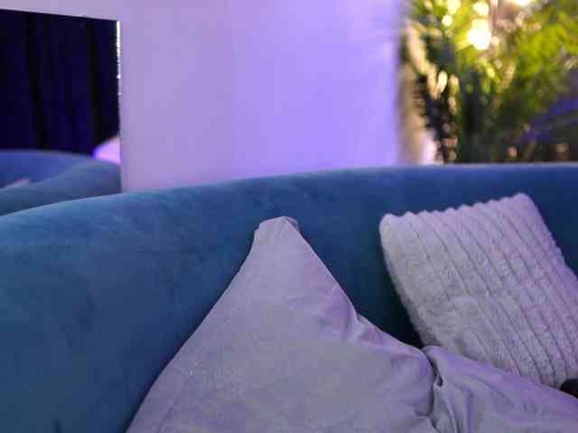 AishaBee webcam