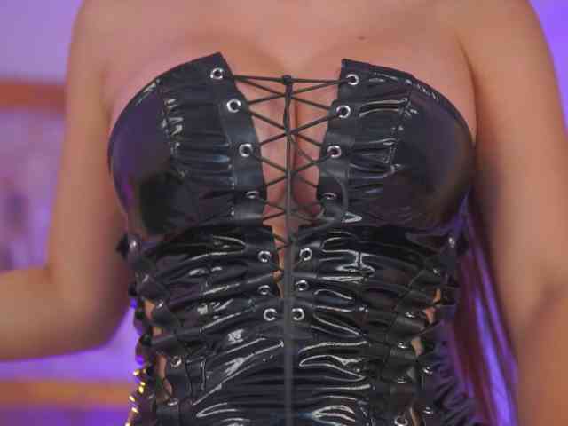 AishaBee webcam