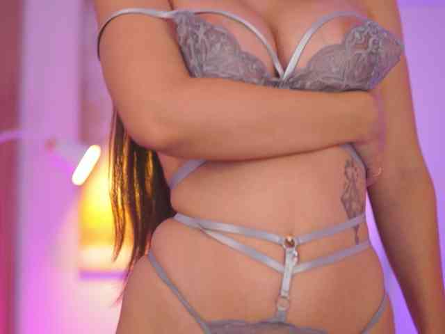 AishaBee webcam