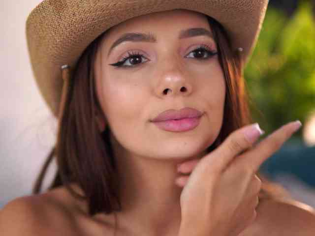 AishaBee webcam