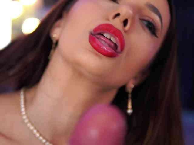 AishaBee webcam