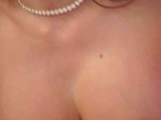AishaBee webcam