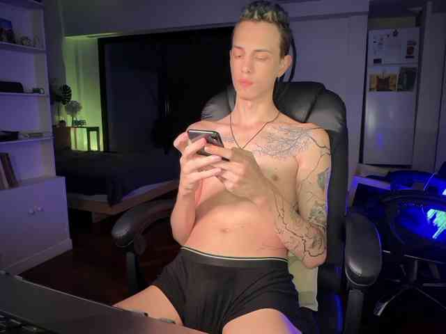 DenBlue Live Webcam on BongaCams