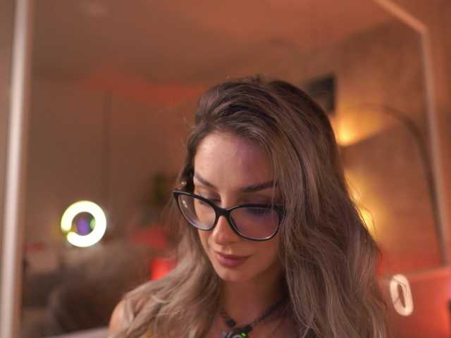 MaddieBryggs live webcam show